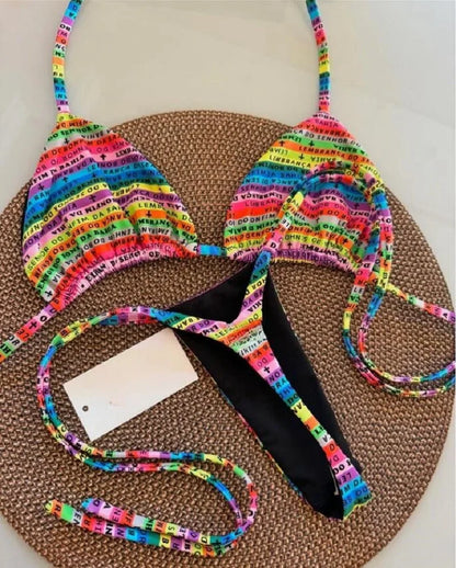 Farbiger Mini-String Bikini – Zweiteiliges Set mit Buchstaben-Print