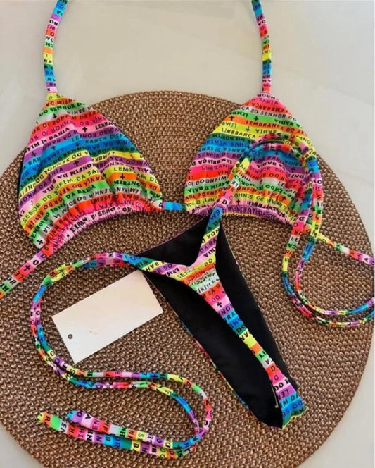 Farbiger Mini-String Bikini – Zweiteiliges Set mit Buchstaben-Print