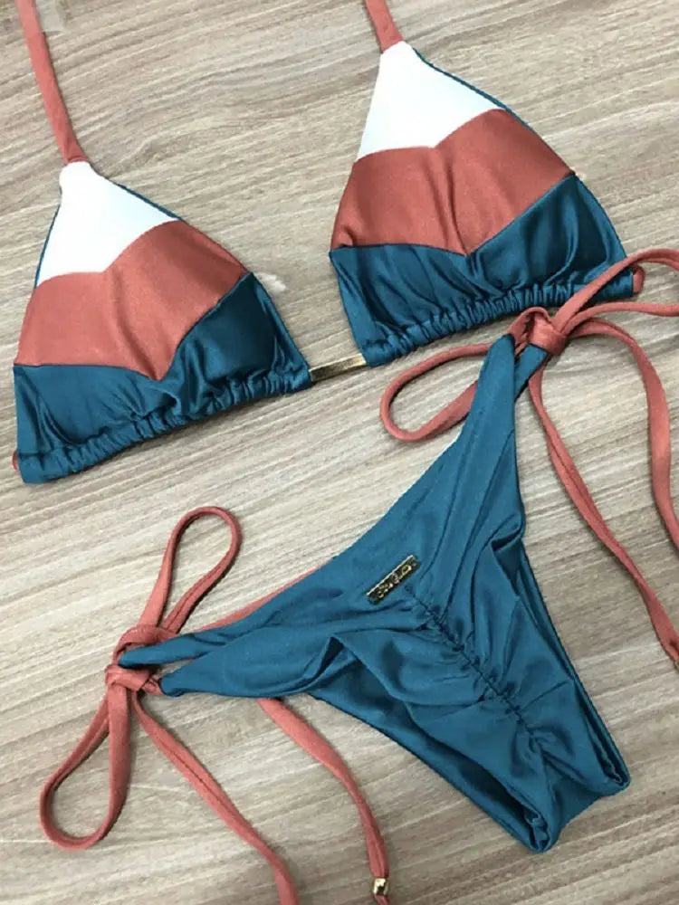 Micro-Bikini – Thong-Design mit tropischem Print und String-Details