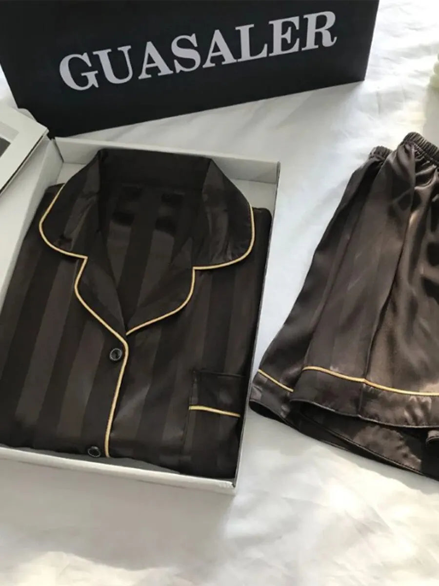 Elegantes Satin-Loungewear-Set in Plus Size mit Streifen, Knopfleiste und langer Hose – weich, stilvoll und ideal für entspannte Stunden.