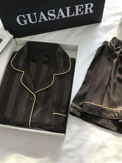 Elegantes Satin-Loungewear-Set in Plus Size mit Streifen, Knopfleiste und langer Hose – weich, stilvoll und ideal für entspannte Stunden.