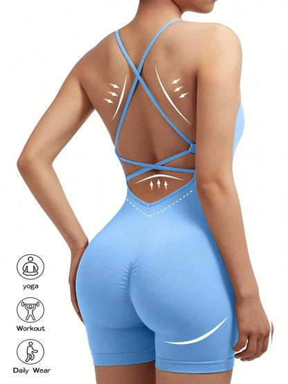Rückenfreier Fitness-Jumpsuit mit verstellbaren Trägern und Scrunch-Shorts – figurbetont, flexibel und ideal für Workout oder Yoga.