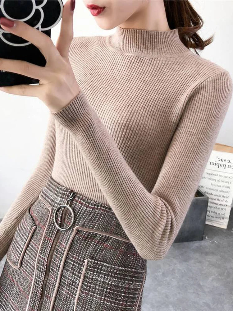 Schmaler Strickpullover mit Stehkragen – vintage-inspiriert, schlicht und ideal für stylische Alltagslooks in kühleren Monaten.