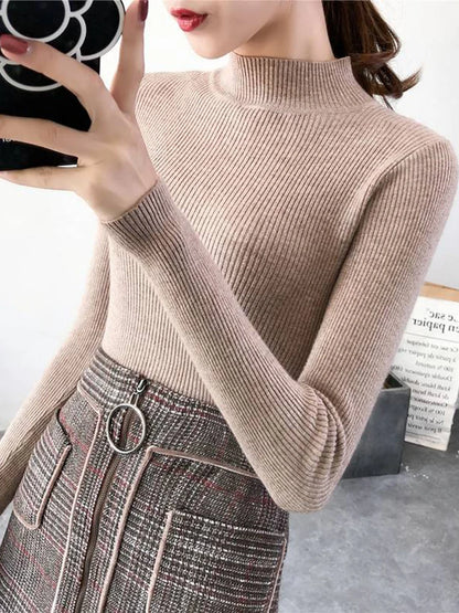 Schmaler Strickpullover mit Stehkragen – vintage-inspiriert, schlicht und ideal für stylische Alltagslooks in kühleren Monaten.